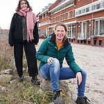 Foto: Marijke Clarisse staand, Jorine Noordman zittend