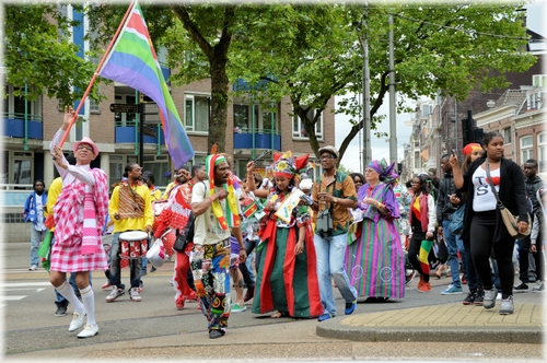 Zicht op een deel van de optocht Bigi Spikri in Amsterdam. Jaarlijks gehouden aan het begin van Ketikoti op 1 juli. Via Wikimedia