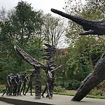 Nationaal monument Slavernijverleden in het Oosterpark foto door Ceescamel, CC BY-SA 4.0 <https://creativecommons.org/licenses/by-sa/4.0>,  via Wikimedia Commons