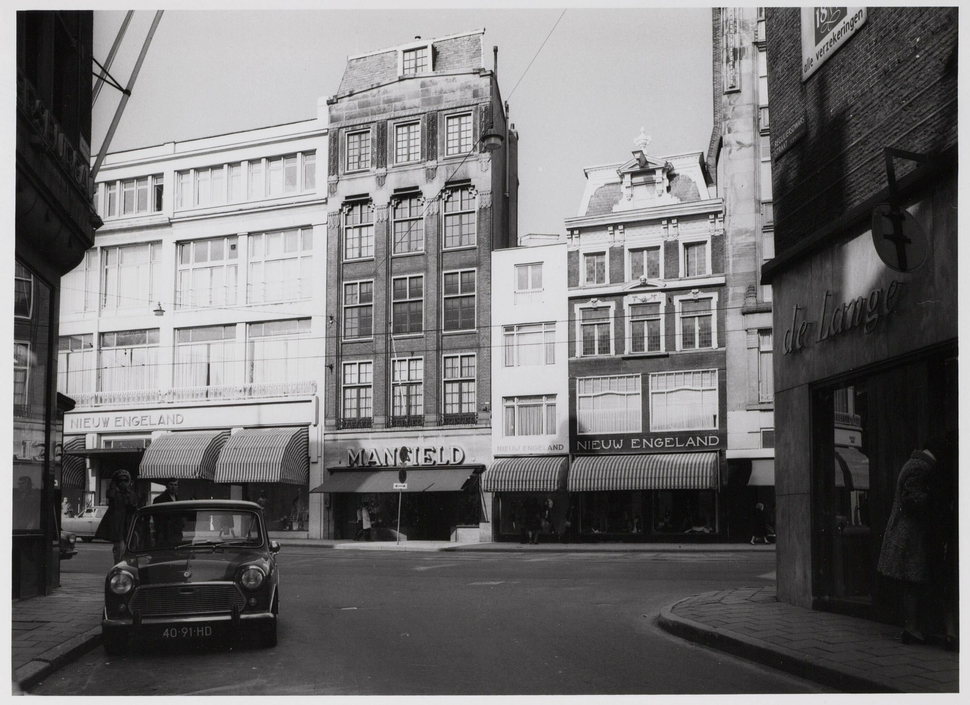 Aan het Koningsplein was vanaf het einde van de negentiende eeuw sprake van een concentratie van mode- en textielzaken. | Foto: J.M. Arsath Ro'is (1970), beeldbank Stadsarchief Amsterdam (010122017993).