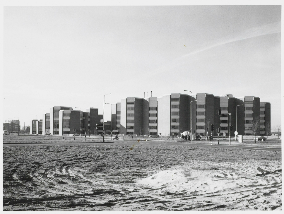 Het gebouw van het Sociaal Fonds Bouwnijverheid. Gezien vanaf het viaduct bij de Einsteinweg. | Foto: J.M. Arsath Ro’is (21 februari 1975), beeldbank Stadsarchief Amsterdam (010122042536).