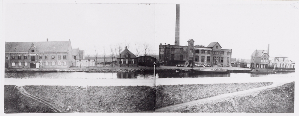 Een foto uit ca. 1914 toont het Oranjecomplex, bestaand uit 2 fabriekspanden (Duivendrechtsekade 90 (links) en 85 (midden)) en twee vrijstaande woonhuizen. Het woonhuis in het midden is gesloopt, de rest staat er nog. | Foto: beeldbank Stadsarchief Amsterdam (OSIM00004003589).