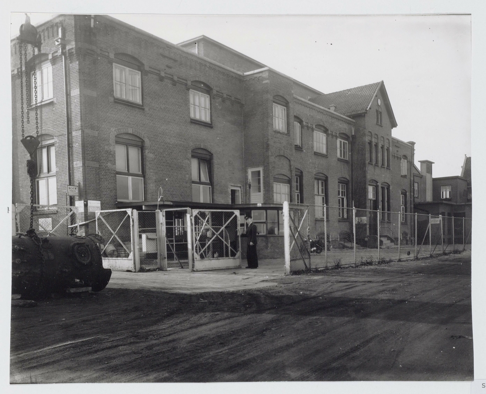 Duivendrechtsekade 83-87, exterieur Cinetone Filmstudio's, hoofdingang met portier. | Foto: atelier J. Merkelbach (1946-1948), beeldbank Stadsarchief Amsterdam (B00000002811).