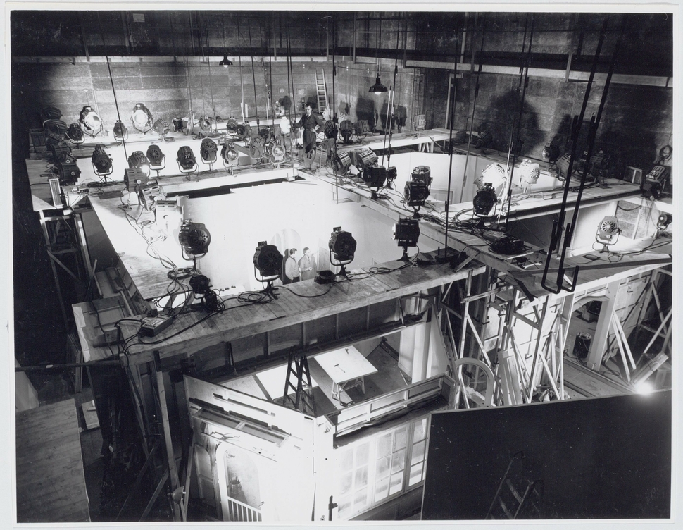 Filmset in een van de studio’s, ca. 1946-1948. | Foto: atelier J. Merkelbach, beeldbank Stadsarchief Amsterdam (B00000002814).