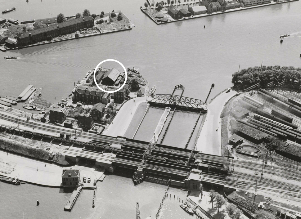 Uitsnede van een luchtfoto van het Oosterdok van mei 1939. In het midden de loods. | Foto: Fototechnisch- en Cartografisch Bedrijf KLM, beeldbank Stadsarchief Amsterdam (A04139000584).