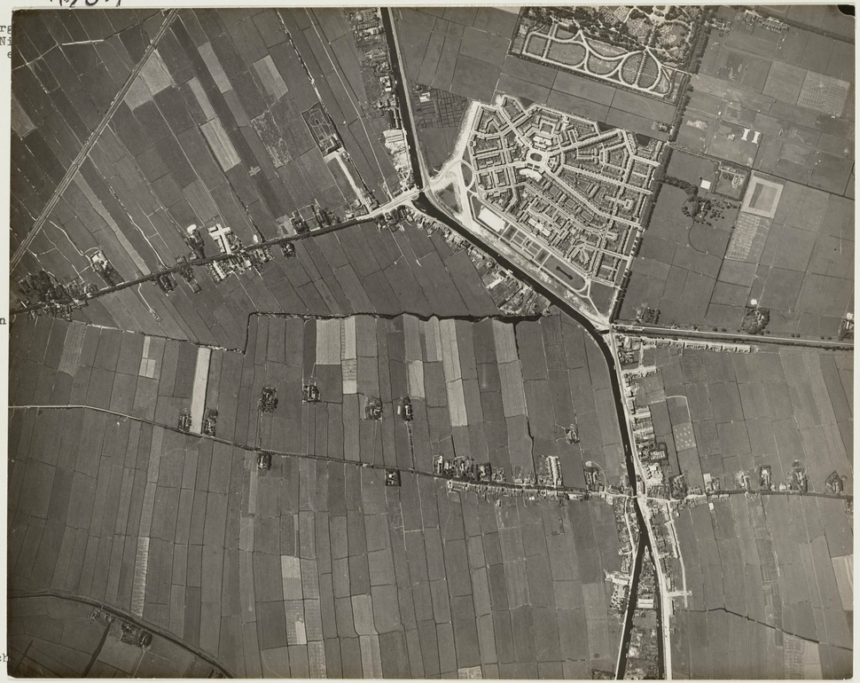 Luchtfoto uit 1928 van de Watergraafsmeer en omgeving gezien in westelijke richting, waar Betondorp werd gebouwd – destijds afgezonderd in de polder gelegen. | Foto: beeldbank Stadsarchief Amsterdam (A04139001741).