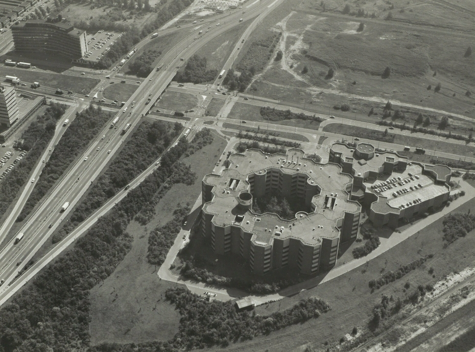 Het SFB-gebouw vanuit de lucht. Duidelijk te zien zijn de 3 verschillende gebouwdelen. | Foto: archief van de Dienst Ruimtelijke Ordening (6 september 1979), beeldbank Stadsarchief Amsterdam (B00000035334).