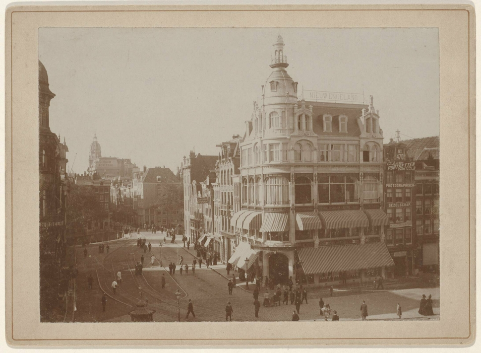 Warenhuis Nieuw Engeland op de hoek van het Koningsplein en het Singel, ca. 1904. | Foto: beeldbank Stadsarchief Amsterdam (FT00100174000001).