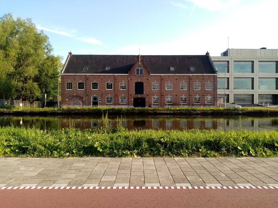 Gebouw van het verfbedrijf Neverlak aan de Duivendrechtsekade 90. | Foto: Monumenten en Archeologie, 2022.