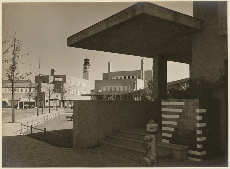 Ingang van de Openbare Leeszaal en Bibliotheek, Brink 43-45. | Foto: Bernard Eilers (1928), beeldbank Stadsarchief Amsterdam (OSIM00008000781).