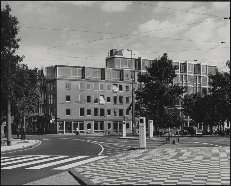 Het gebouw heeft naar buiten taatsende ramen. Op de voorgrond van deze foto is ook duidelijk het nieuwe verkeersplein te zien. | Foto: Egidius van Dun Bouwkundig Weekblad 1967 via Het Nieuwe Instituut.