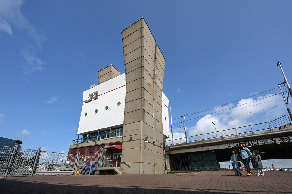 De vormgeving van het ventilatiegebouw is modern en eigentijds, de opvallende hoge schachten zijn duidelijk zichtbaar. | Foto: Edwin van Eis (26-7-2024), fotobank gemeente Amsterdam (78032).