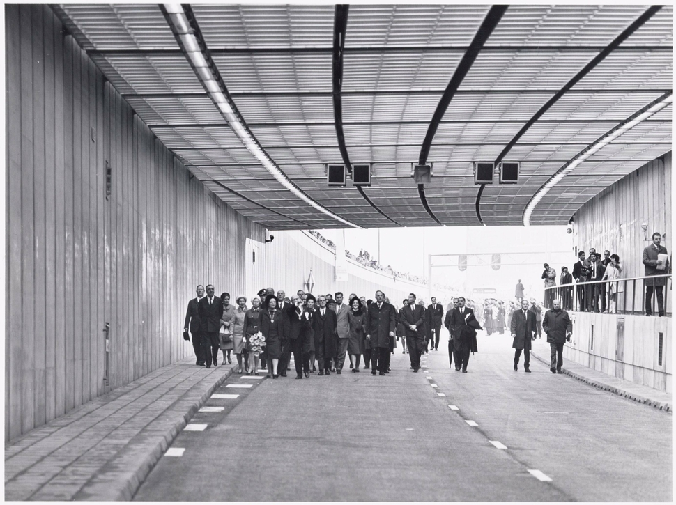 Opening van de IJ-tunnel op 30 oktober 1968. Koningin Juliana wandelt met burgemeester Ivo Samkalden door de tunnel. | Foto: collectie SAA, beeldbank SAA (010122043269). 