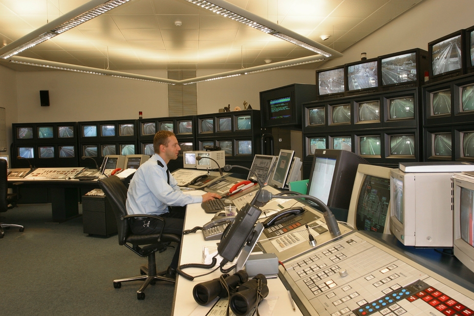 Interieur van de controlekamer van de verkeersleiding IJ-tunnel. | Foto: Doriann Kransberg (5-11-2004), beeldbank  SAA (D10155001496).