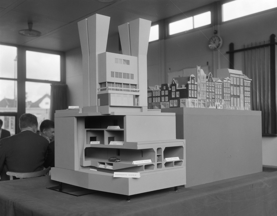 Maquette van de doorsnede van de IJ-tunnel met het ventilatiegebouw. | Foto: Joop van Bilsen/Anefo (6-10-1964), beeldbank Nationaal Archief (2.24.01.04 916-9773).