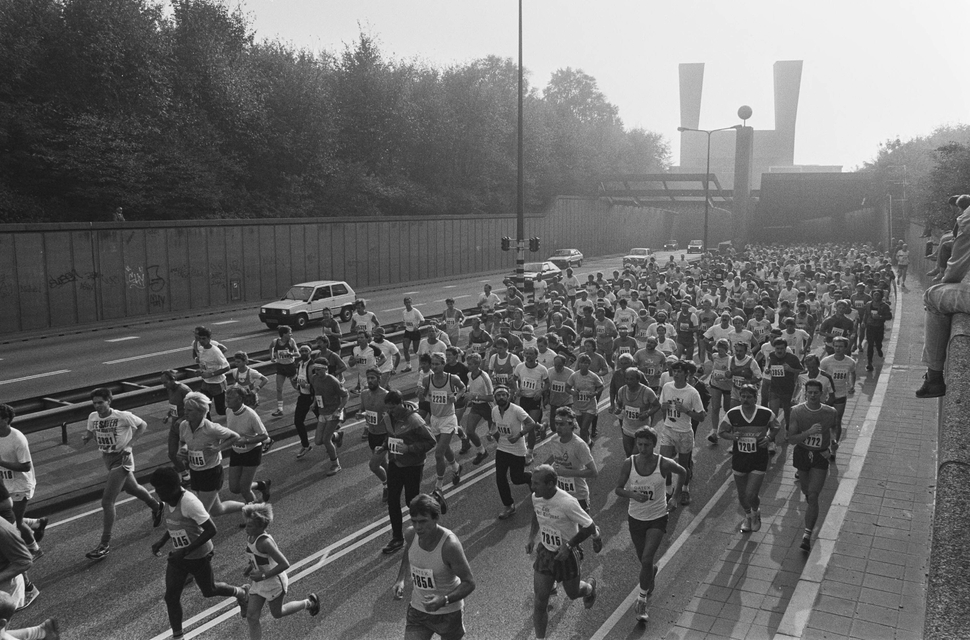 De Dam tot Damlopers komen uit de IJ-tunnel. | Foto: Rob Bogaerts/Anefo (12-10-1986), beeldbank Nationaal Archief (2.24.01.05 933-7871).