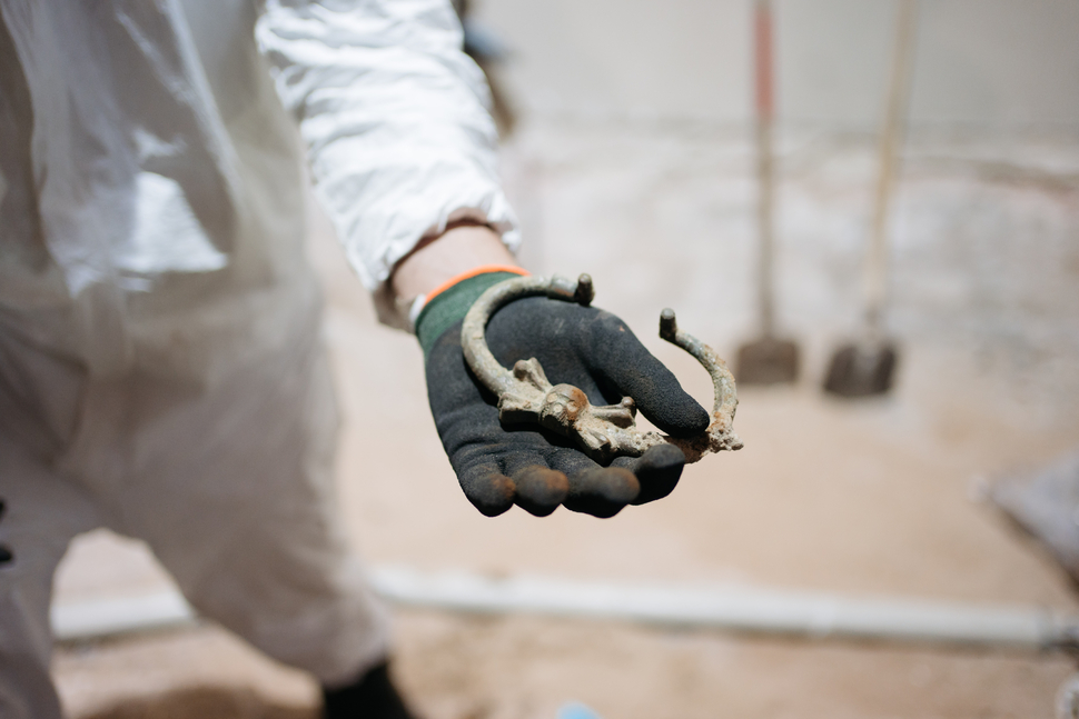 Eén van de archeologische vondsten die tijdens het vooronderzoek in 2023 werd gedaan: een handvat van een grafkist, met daarop een doodshoofd. | Foto: Isabell Janssen.