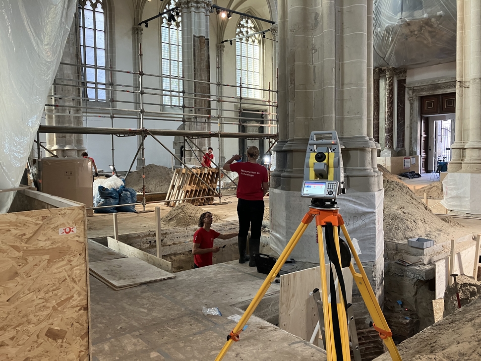 Archeologen aan het werk in De Nieuwe Kerk. | Foto: Monumenten en Archeologie (2024).