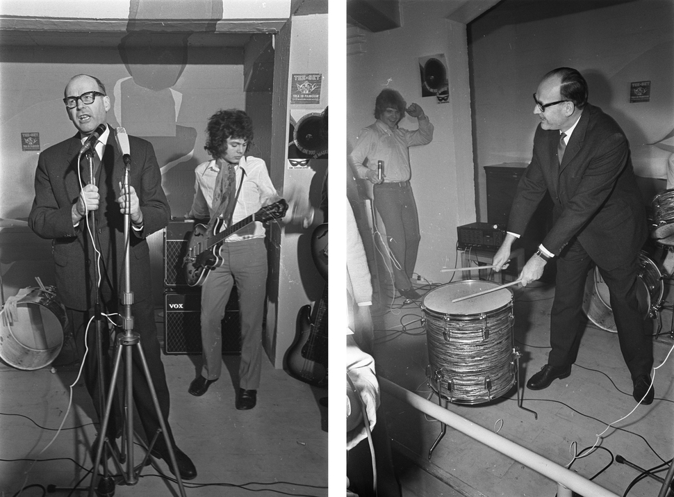 De beatkelder werd geopend door wethouder Verheij van jeugdzaken, door middel van een roffel op de trom van een drumstel. | Foto’s: Jac. de Nijs/Anefo (19-1-1968), beeldbank Nationaal Archief (NL-HaNA_2.24.01.05_0_921-0045 en NL-HaNA_2.24.01.05_0_921-0044).