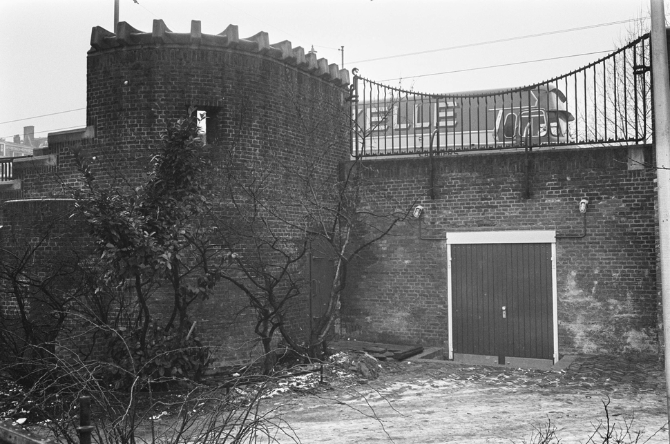 Entree van de schuilkelder | Foto: Eric Koch/Anefo (5-1-1968), beeldbank Nationaal Archief (NL-HaNA_2.24.01.05_0_920-9688 ).