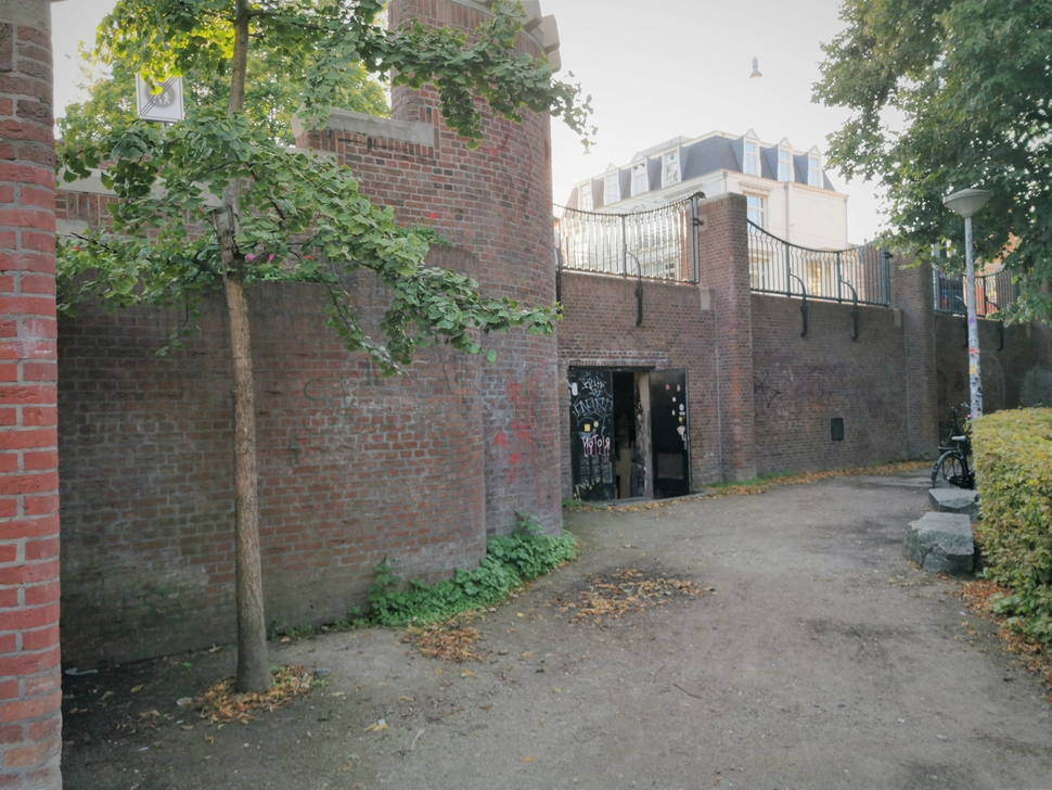 Entree van de Vondelbunker. | Foto: Elekes Andor (8-8-2019) via Wikimedia Commons.