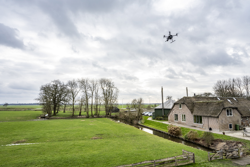 Met een drone wordt over het weiland gevlogen. | Foto: Monumenten en Archeologie.