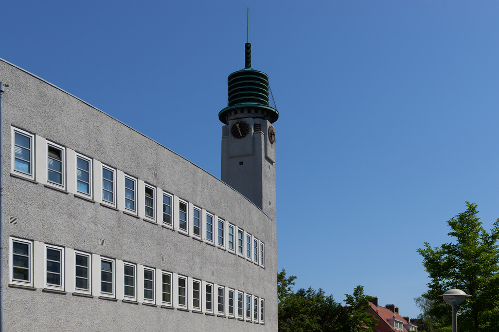 De rechthoekige, geometrische architectuur in Betondorp verraadt hier en daar de invloed de Amerikaanse architect Frank Lloyd Wright. De klok in de toren doet het inmiddels weer! | Foto: Paul Nieuwenhuizen, Monumenten en Archeologie.