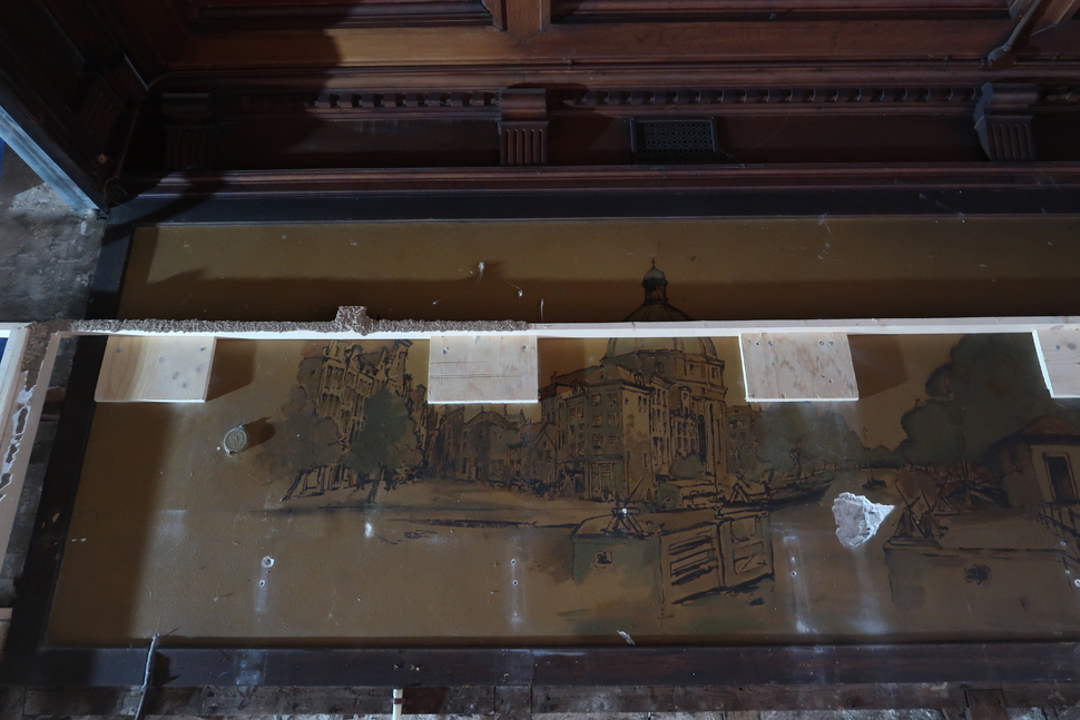 Detail van een van de schilderingen: het beeld wordt bepaald door de Ronde Lutherse Kerk. | Foto: Monumenten en Archeologie.