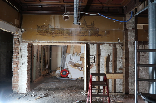 In de linkerwand zijn de 2 overgebleven schilderingen van Nicolas Charles Dekker teruggevonden. Hier is het aangezicht vanaf het Centraal Station te zien. | Foto: Monumenten en Archeologie.